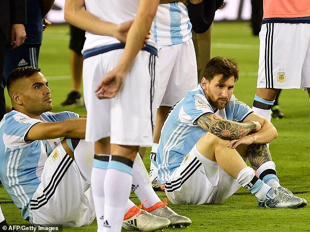 阿根廷球员集体跪地痛哭的相关图片
